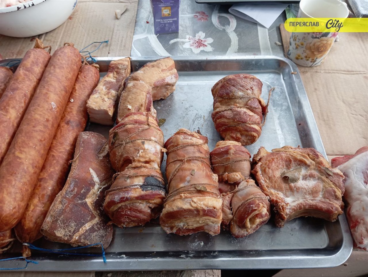 На базарі в Переяславі домашні запечені рулетики з підчеревини продавали по 480 гривень