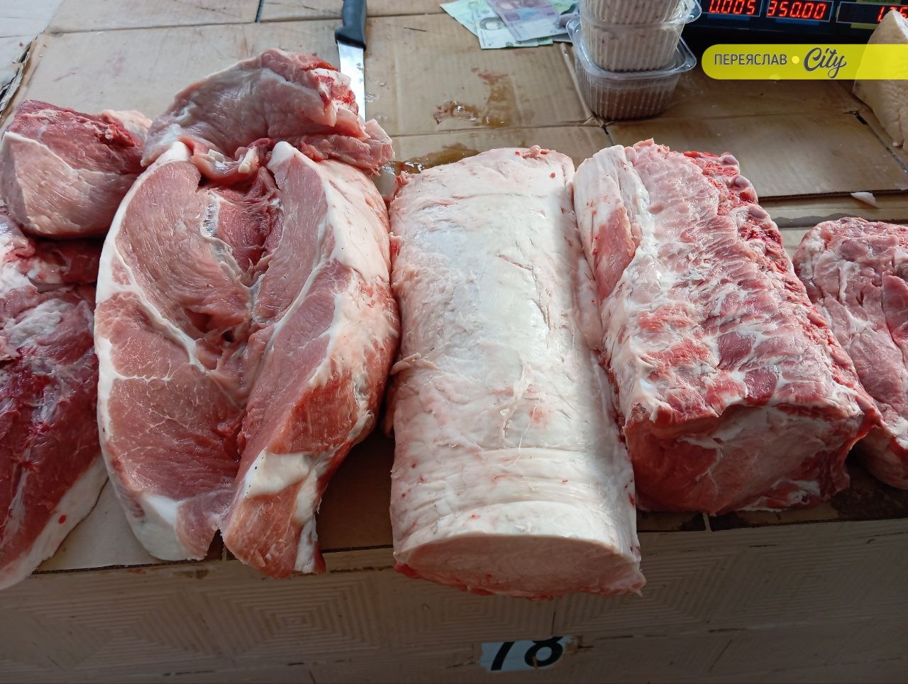 На базарі в Переяславі домашні запечені рулетики з підчеревини продавали по 480 гривень