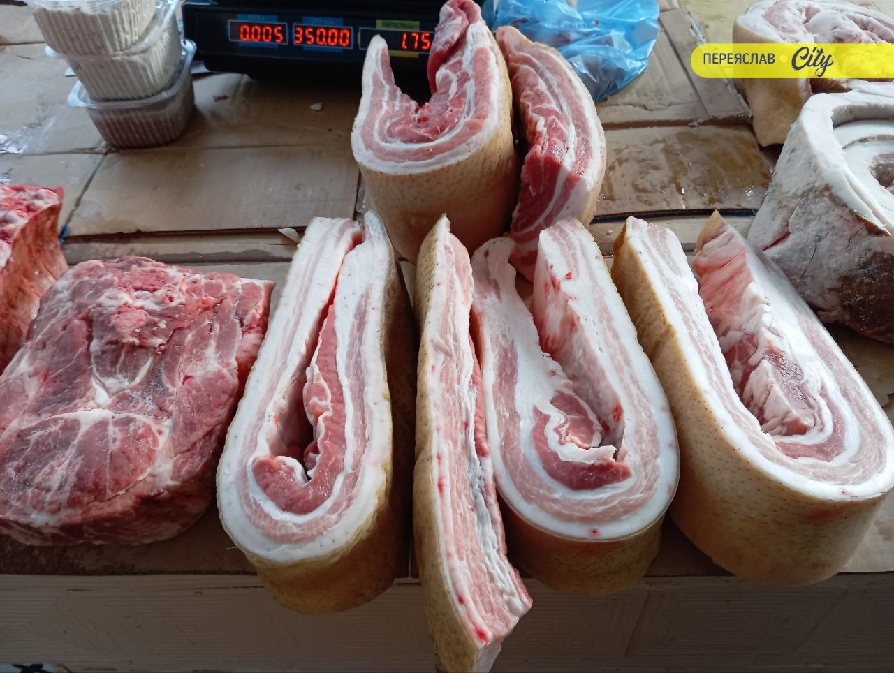 На базарі в Переяславі домашні запечені рулетики з підчеревини продавали по 480 гривень