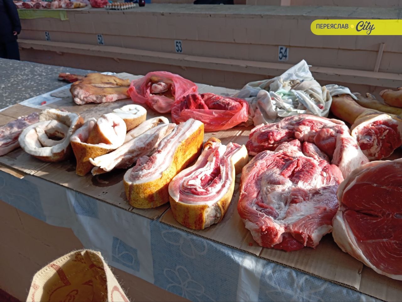 На базарі в Переяславі домашні запечені рулетики з підчеревини продавали по 480 гривень