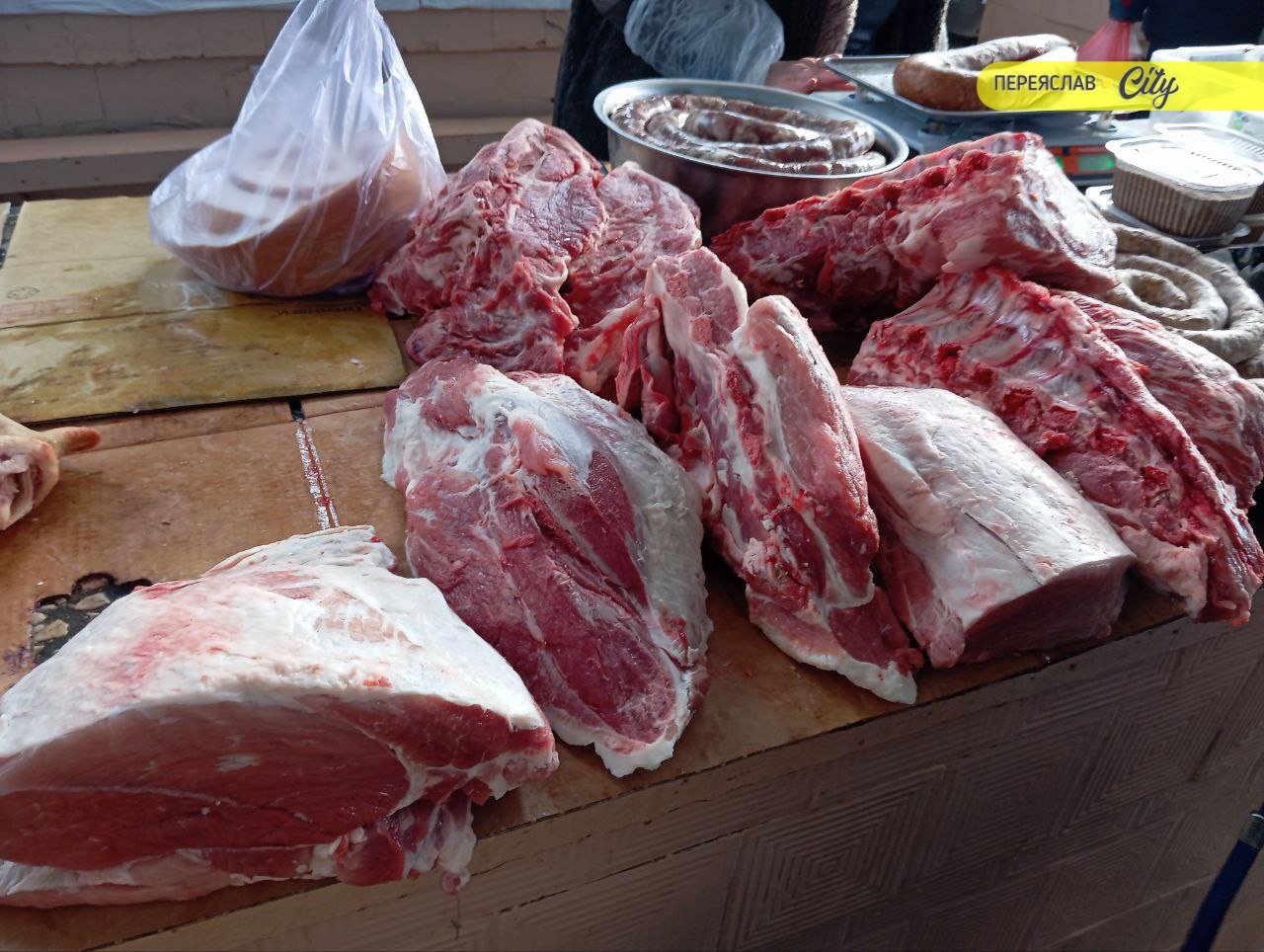 На базарі в Переяславі домашні запечені рулетики з підчеревини продавали по 480 гривень