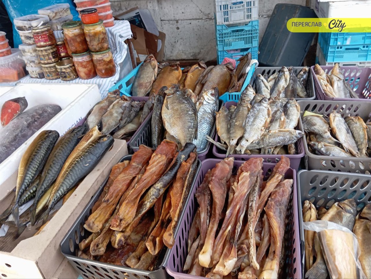 На базарі в Переяславі домашні запечені рулетики з підчеревини продавали по 480 гривень