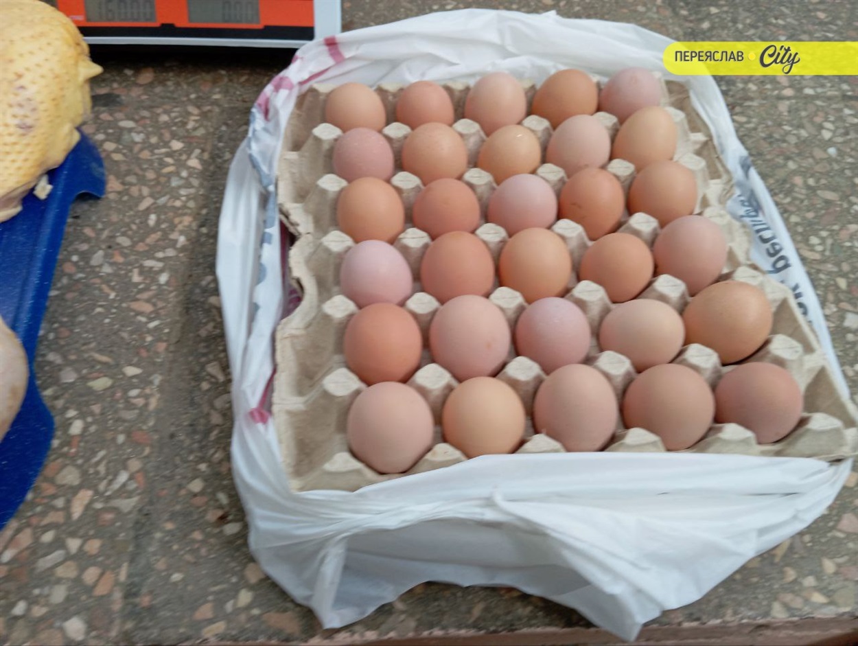 На базарі в Переяславі домашні запечені рулетики з підчеревини продавали по 480 гривень