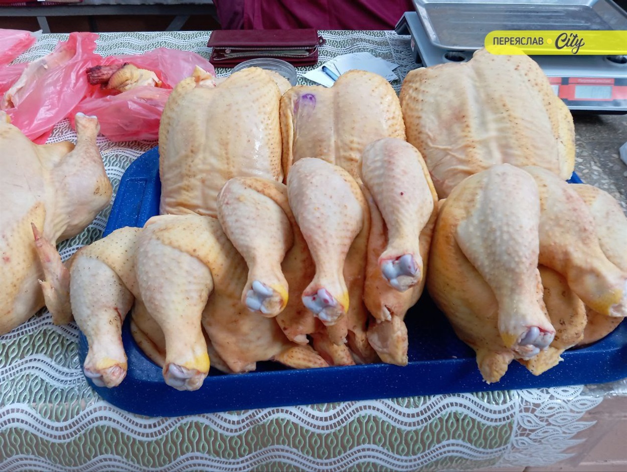 На базарі в Переяславі домашні запечені рулетики з підчеревини продавали по 480 гривень