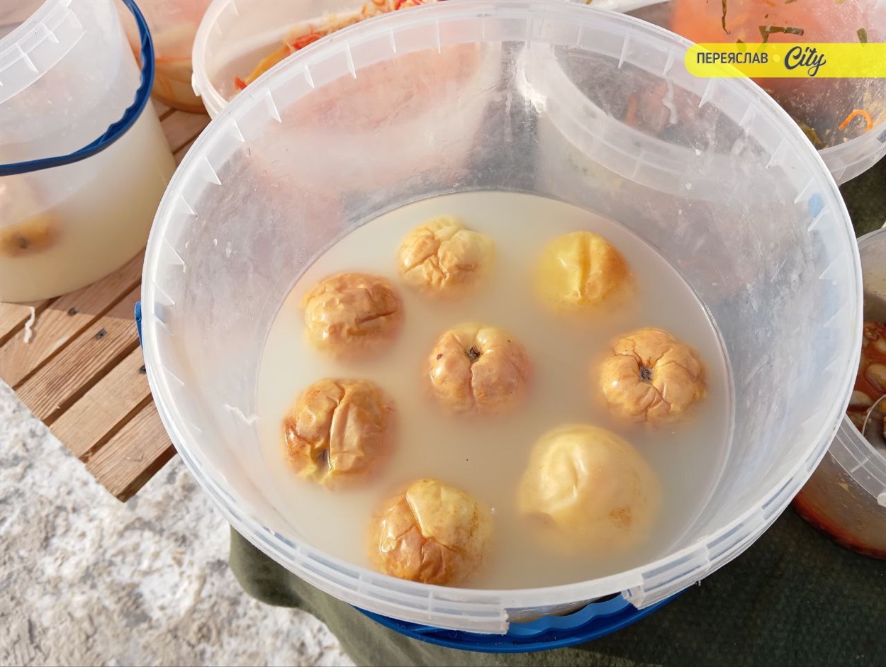 квашені яблука – 135 грн на базарі