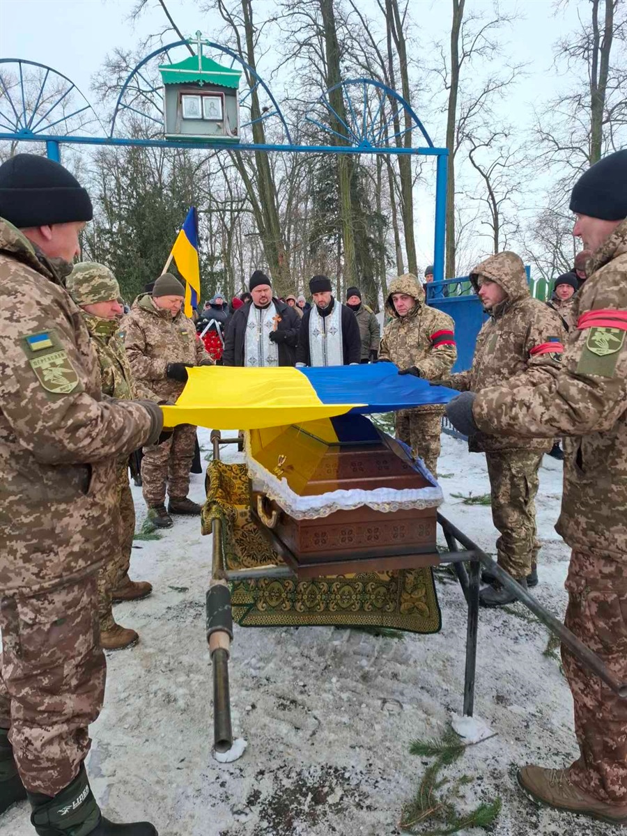 "Розумів машину навіть за звуком мотора": у Леляках попрощалися із Героєм Федором Гузеватим