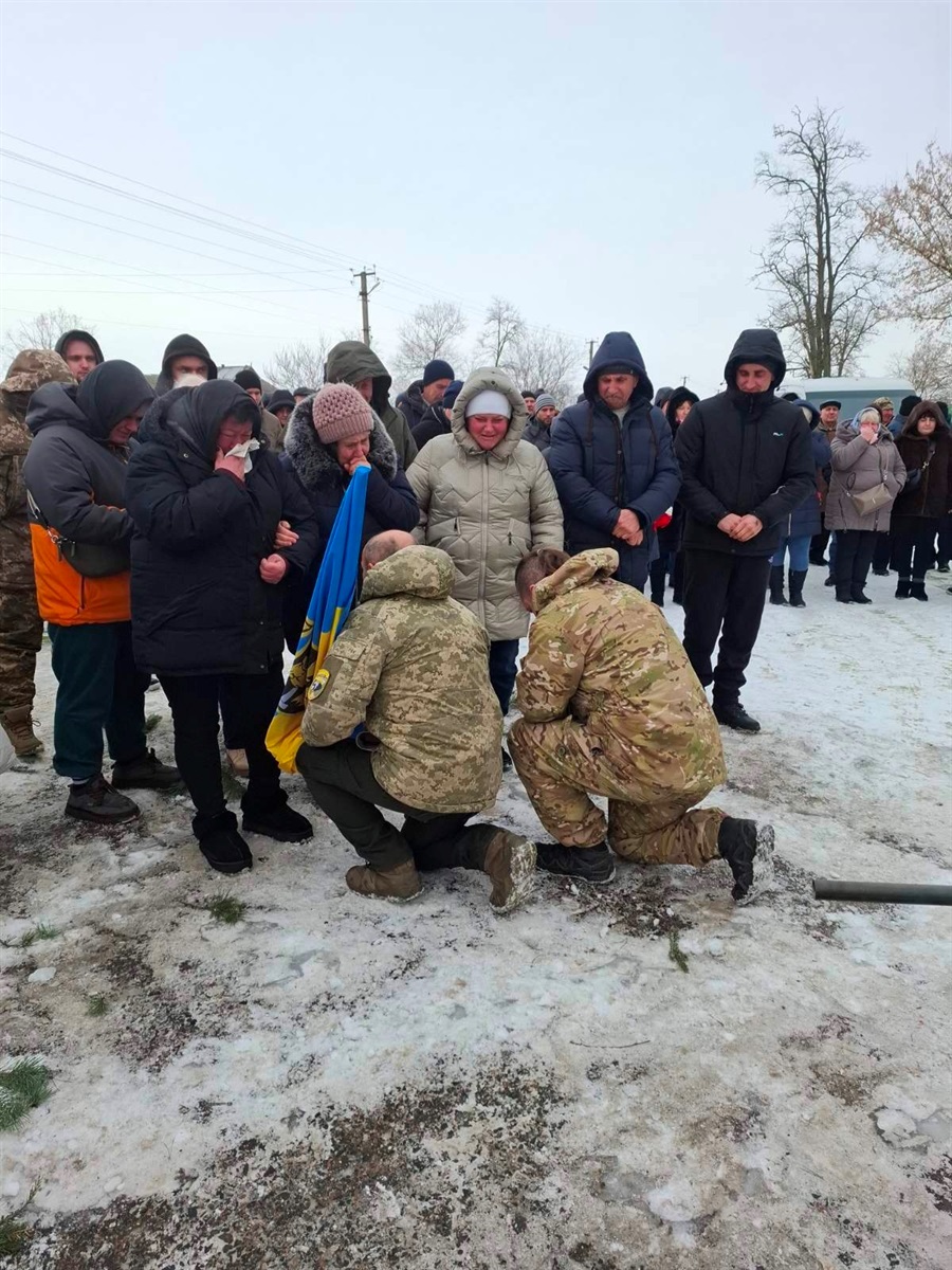 "Розумів машину навіть за звуком мотора": у Леляках попрощалися із Героєм Федором Гузеватим