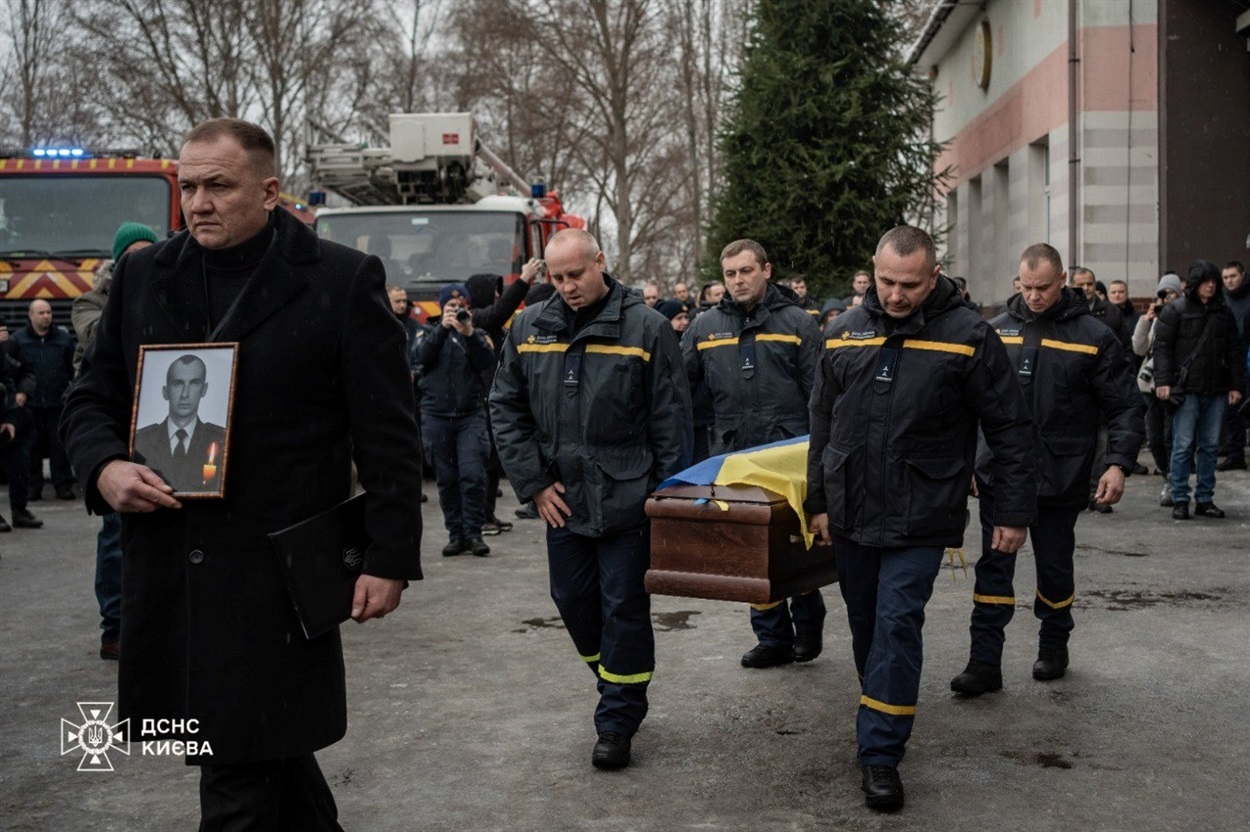 Прощання з рятувальником служби ДСНС Олександром Зібровим, який зазнав смертельних ран від повторного удару російського шахеда під час виконання обов'язків.  Київ, 28 січня 2026 р.