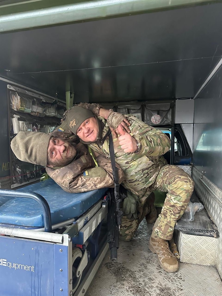 На оприлюдненому фото полковник Павло Федосенко обіймає пораненого бійця в точці евакуації.