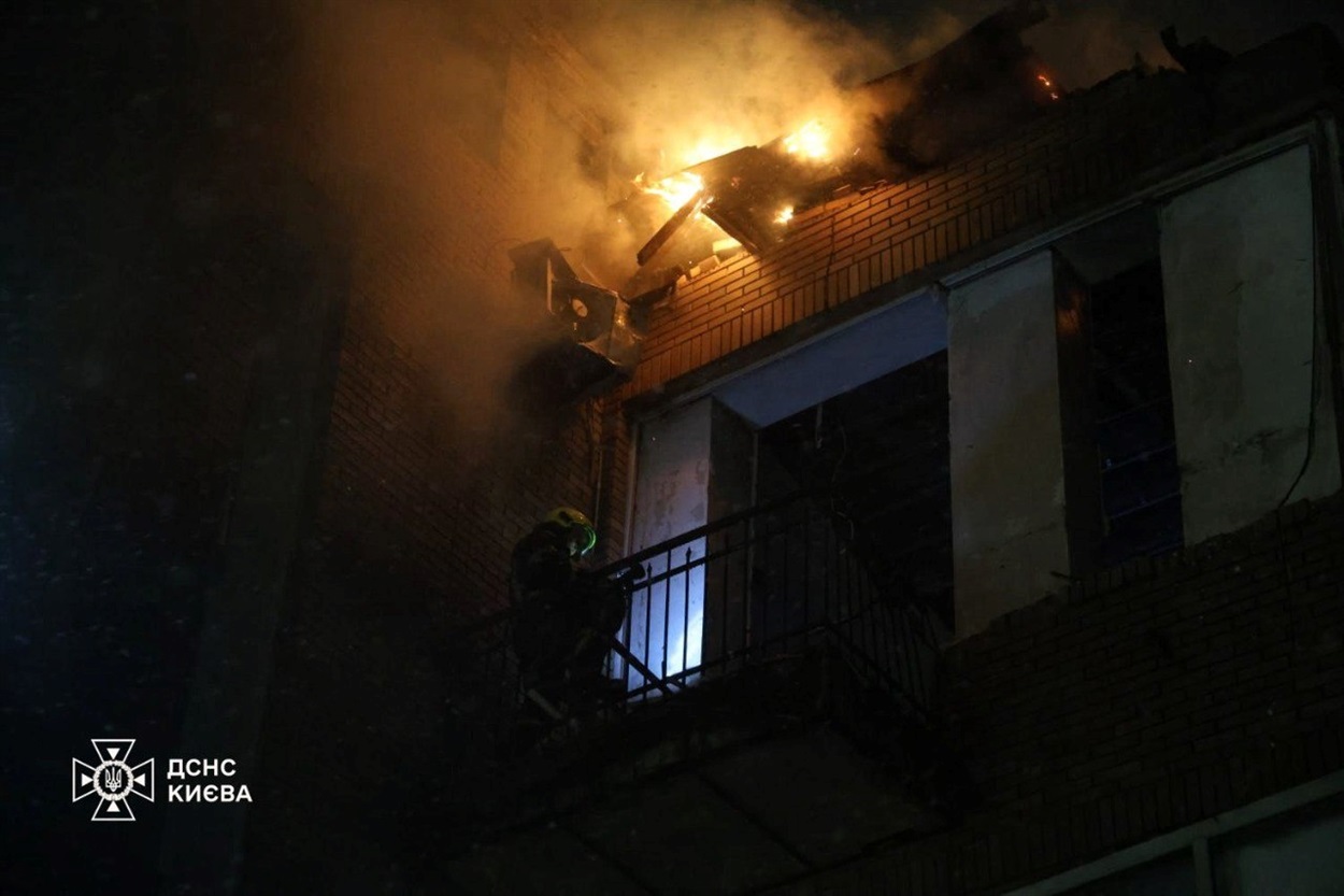 У Києві та області внаслідок нічної атаки постраждали люди, пошкоджені будинки й авто