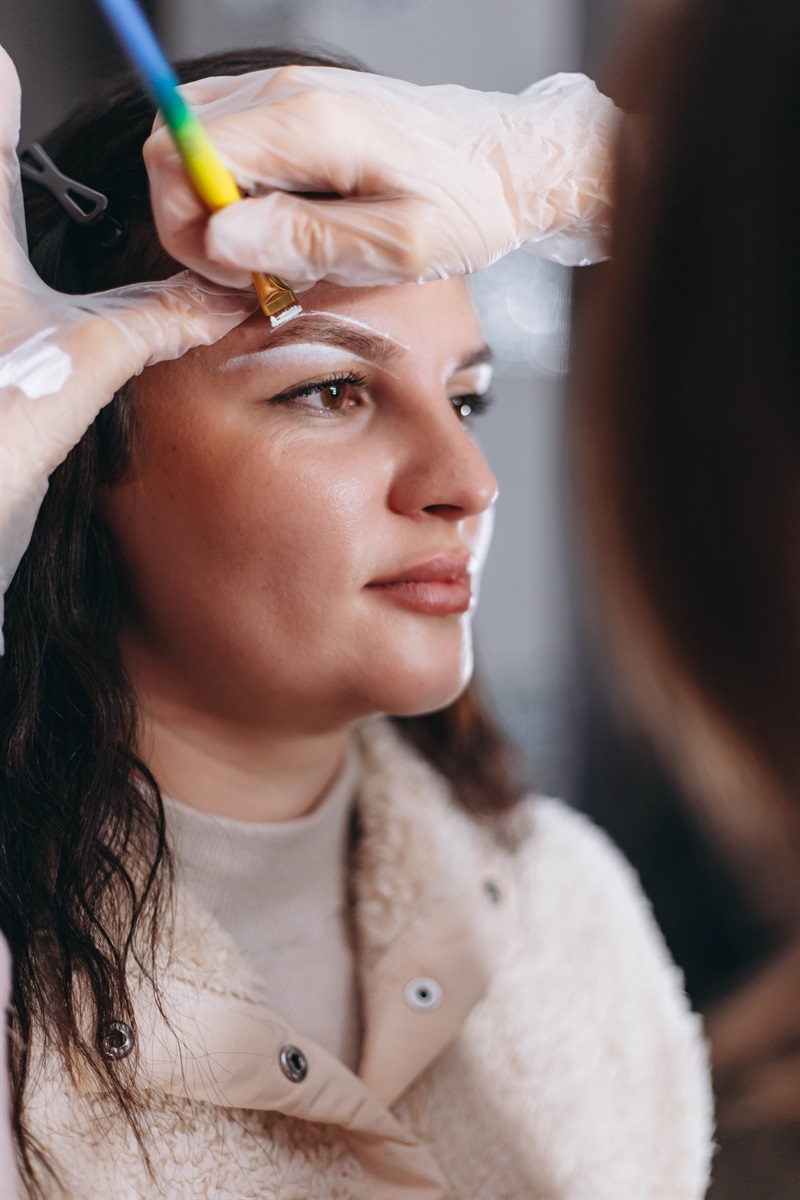 Природну красу брів та вій підкреслює майстриня Юлія Довга із Переяслава