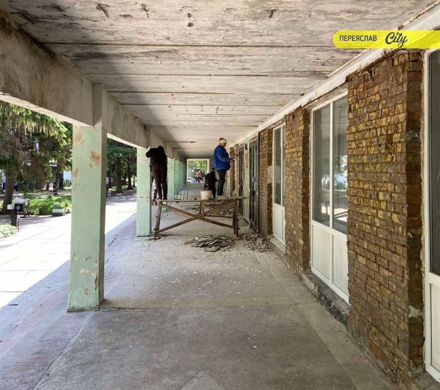 Ремонт ганку поліклініки Переяславської БЛІЛ заклад проводить господарським способом власними силами. Червень 2025 р.