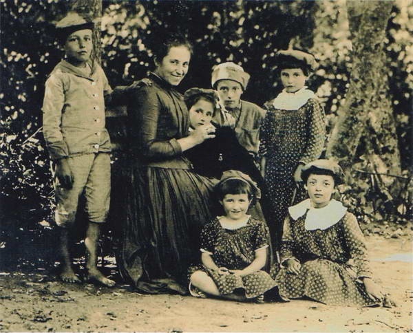 Мати, Катерина Лансере з дітьми, Зіна сидить внизу зліва (1888)