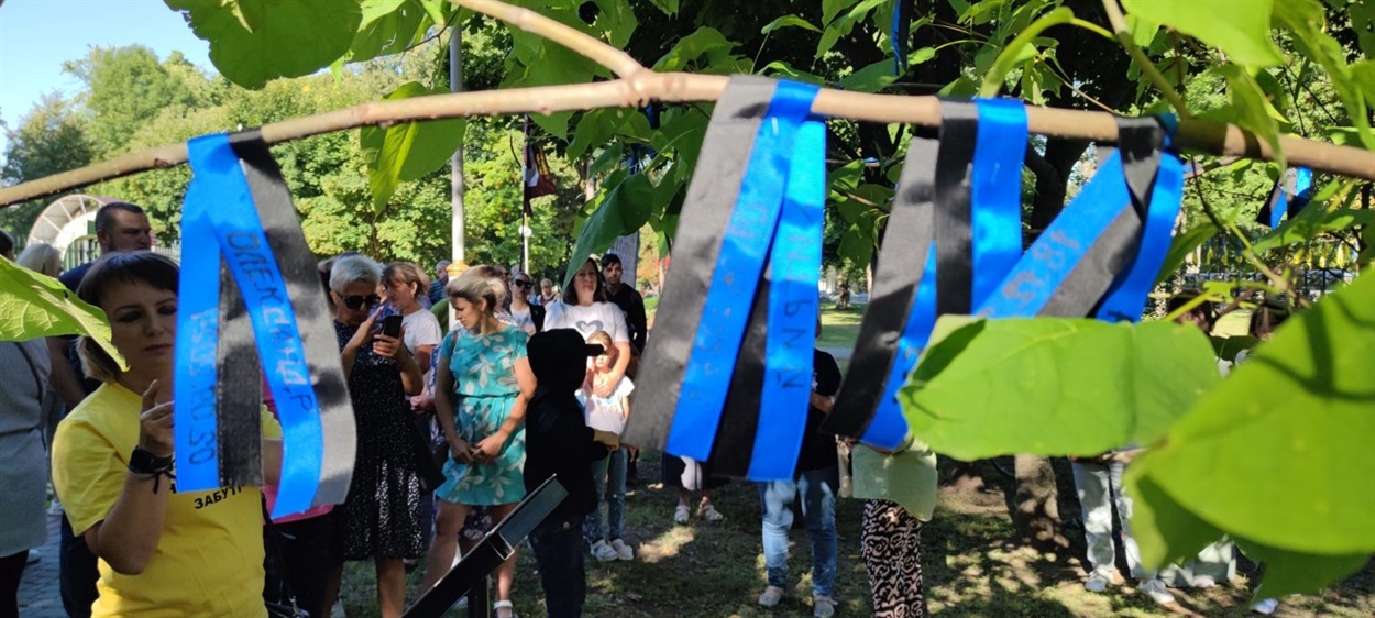 Живе дерево – символ надії для жінок з Гадяча, які чекають своїх захисників із невідомості та з полону. Відкрили у вересні 2025 р. 