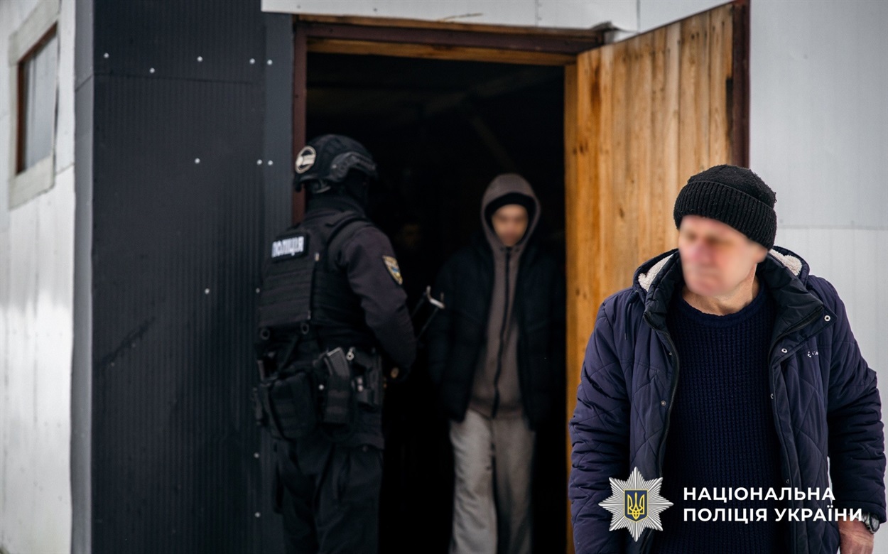 Рабська праця замість реабілітації: на Київщині викрили групу, що незаконно утримувала 58 людей