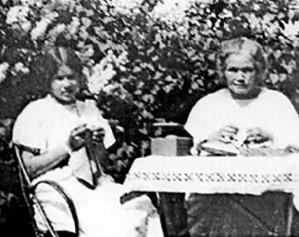 Ірина та Олена Левчанівські у с. Линів, 1932 р.