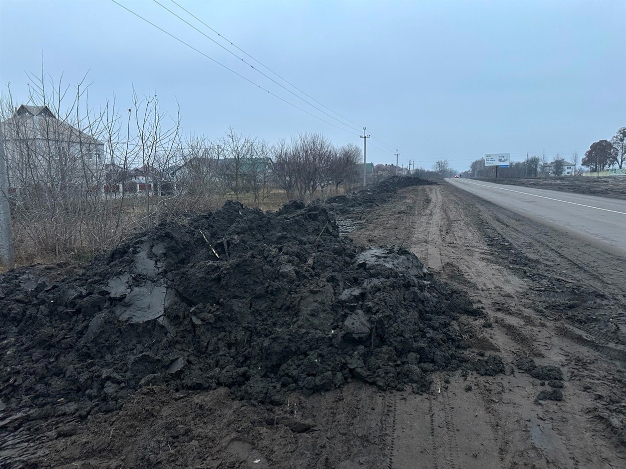 Вибраний з річки Альта мул вивозили на узбіччя дороги по вул. Б.Хмельницького на в'їзді в місто