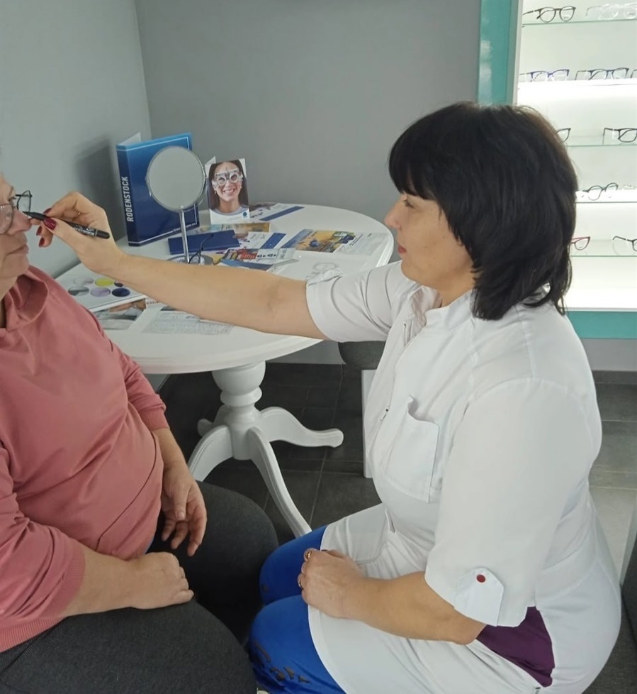 Консультацію проводить оптометрист салону Оптика ПРО в Переяславі Воронюк Тетяна Петрівна