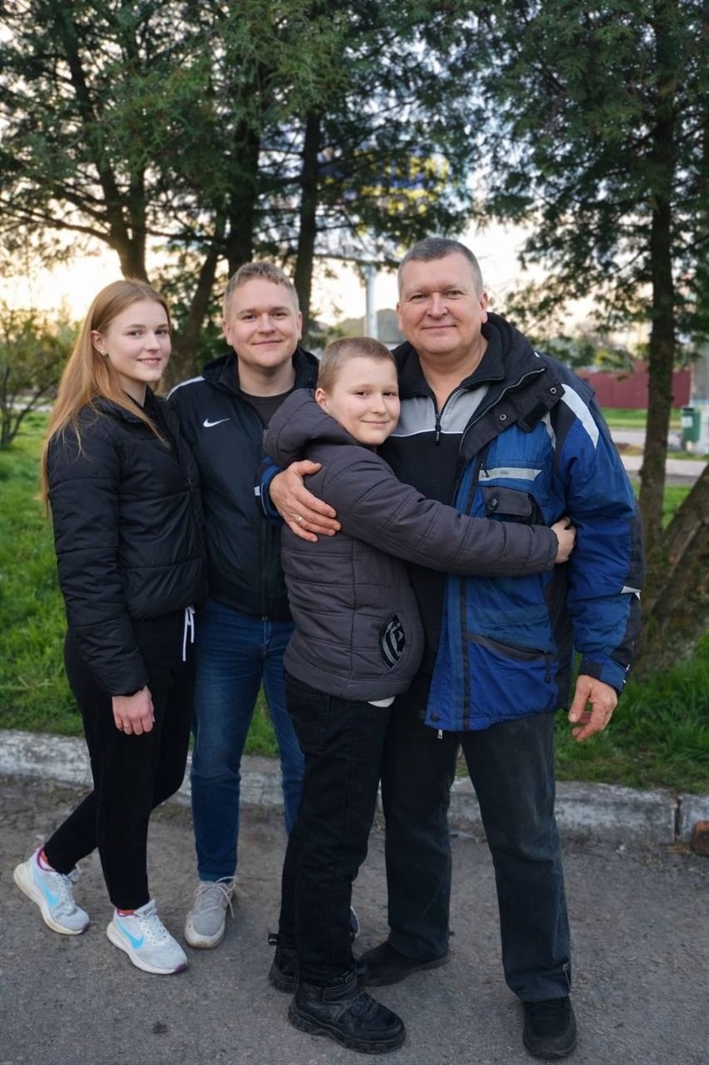 Сини проводжають Григорія на війну о 6 ранку 19 квітня 2023 року.