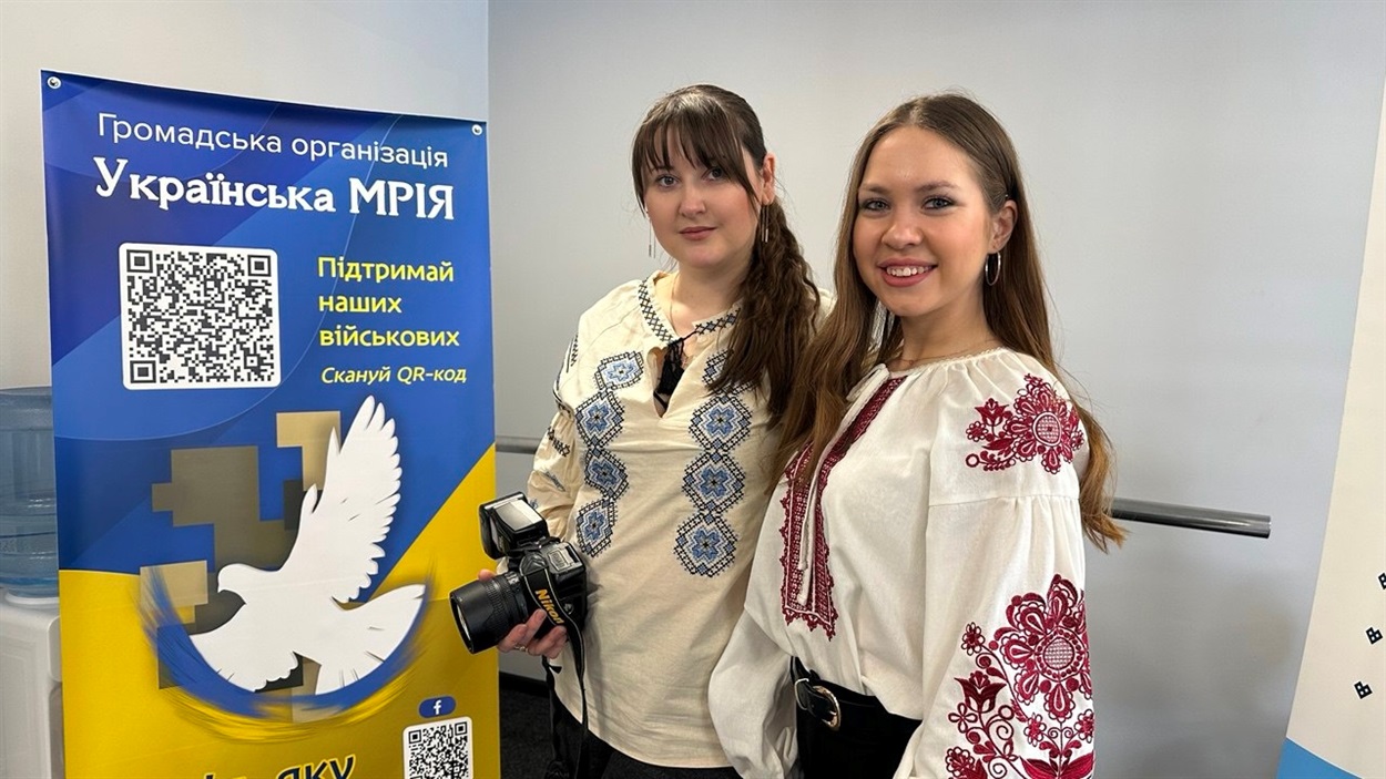 Юлія Мельник (праворуч) реалізує проєкт підтримки ветеранів заради пам'яті про свого чоловіка Героя Дениса Мельника