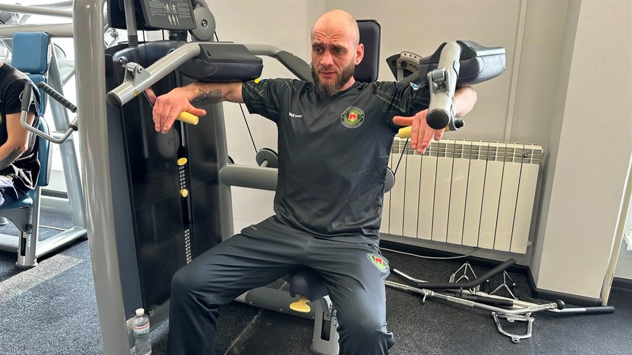 Богдан Бутович, лідер команди «Сильні Переяслава» на адаптивнму тренуванні в клубі Мирненської птахофабрики