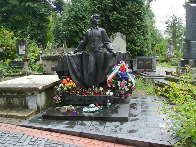 Пам'ятник на могилі Володимира Івасюка, що знаходиться на Личаківському цвинтарі у Львові