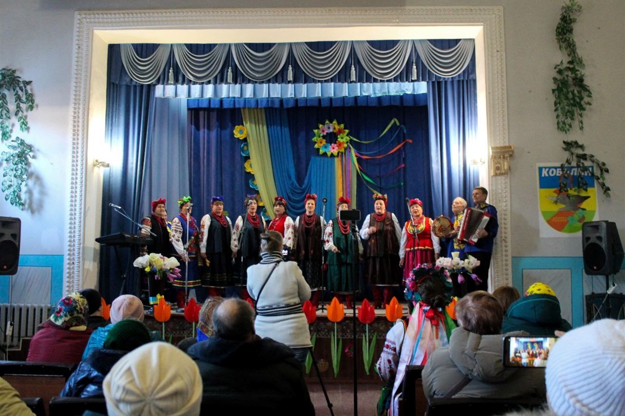 На концерті "Мелодія весни та жіночого серця" у Ковалині зібрали гроші для ЗСУ