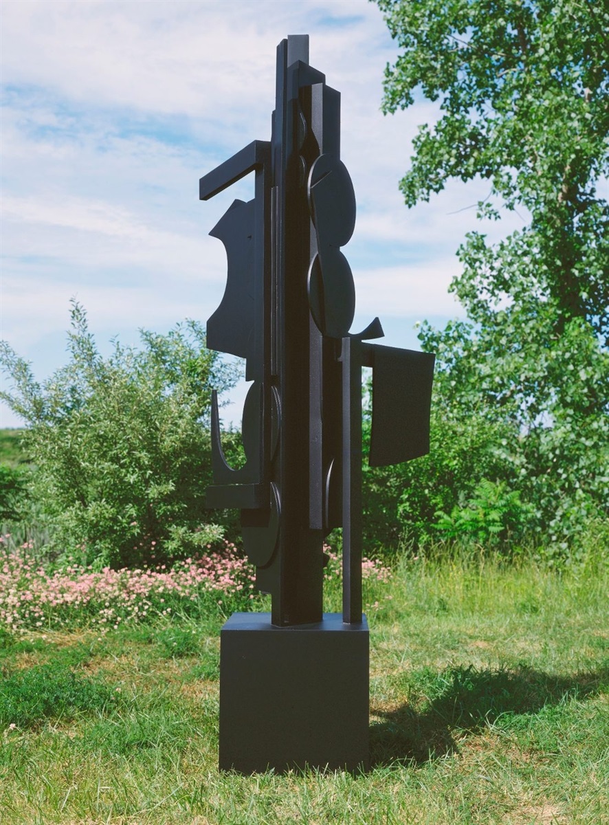 Луїза Невельсон, «Нічне дерево» (Night Tree), 1971, сталь Кортен, пофарбована в чорний колір, 386,1 x 101,6 x 101,6 см, тираж 3 примірники