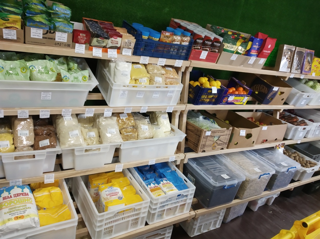 В наявності крупи, борошно, приправи, сіль, фрукти та овочі