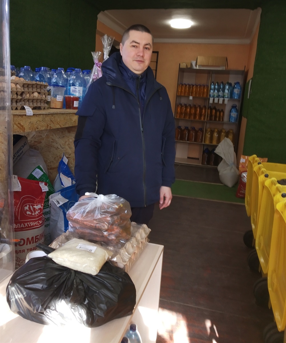 Денис прийшов по десяток яєць а скупився на кілька сотень