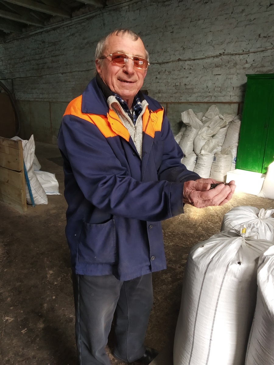 Станіслав із села Світанок втретє привозить насіння на олію