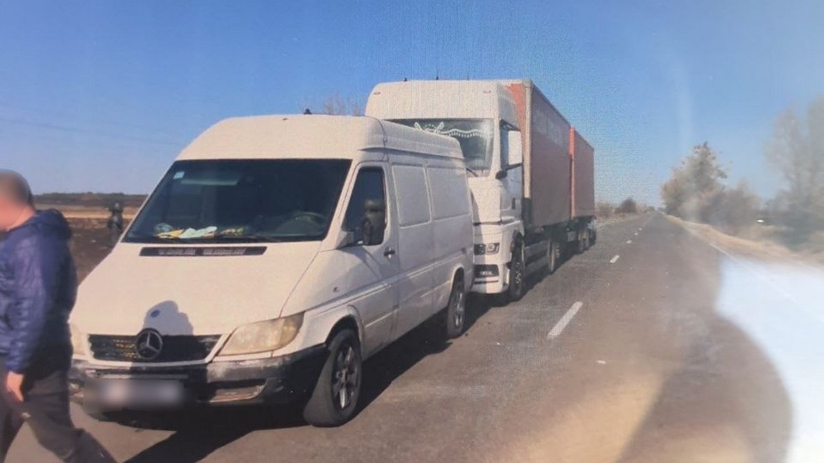 Чоловік замовив через інтернет брендові навушники, а йому прислали підробку: хроніка поліції