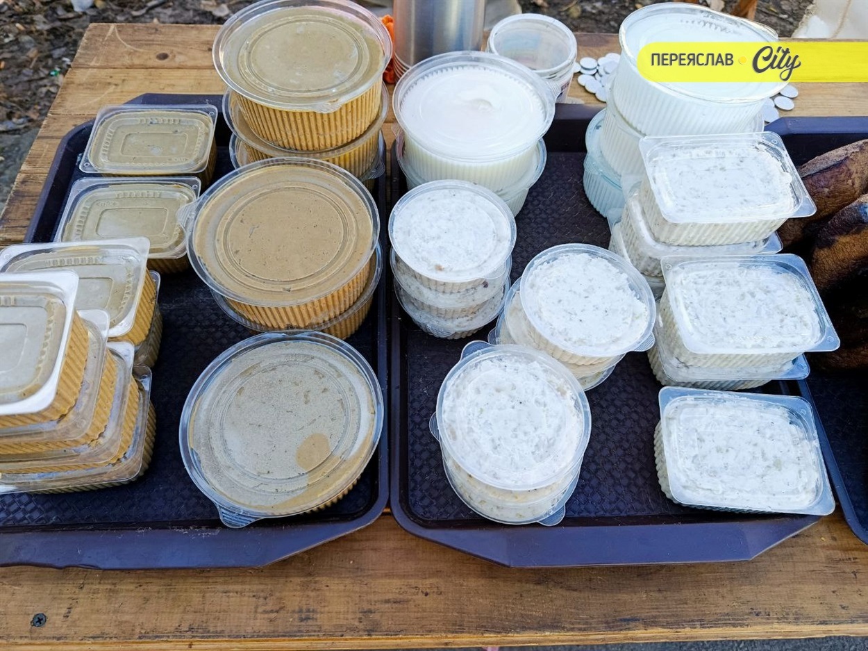 Перетерте сало з часником 30-40 грн.за лоток і телячий паштет - 70 грн.