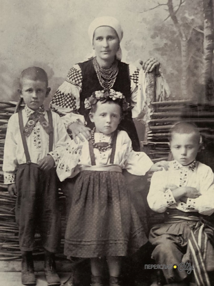 Василенко Ефросинія Петрівна з дітьми: посередині Василенко Меланія Феофанівна