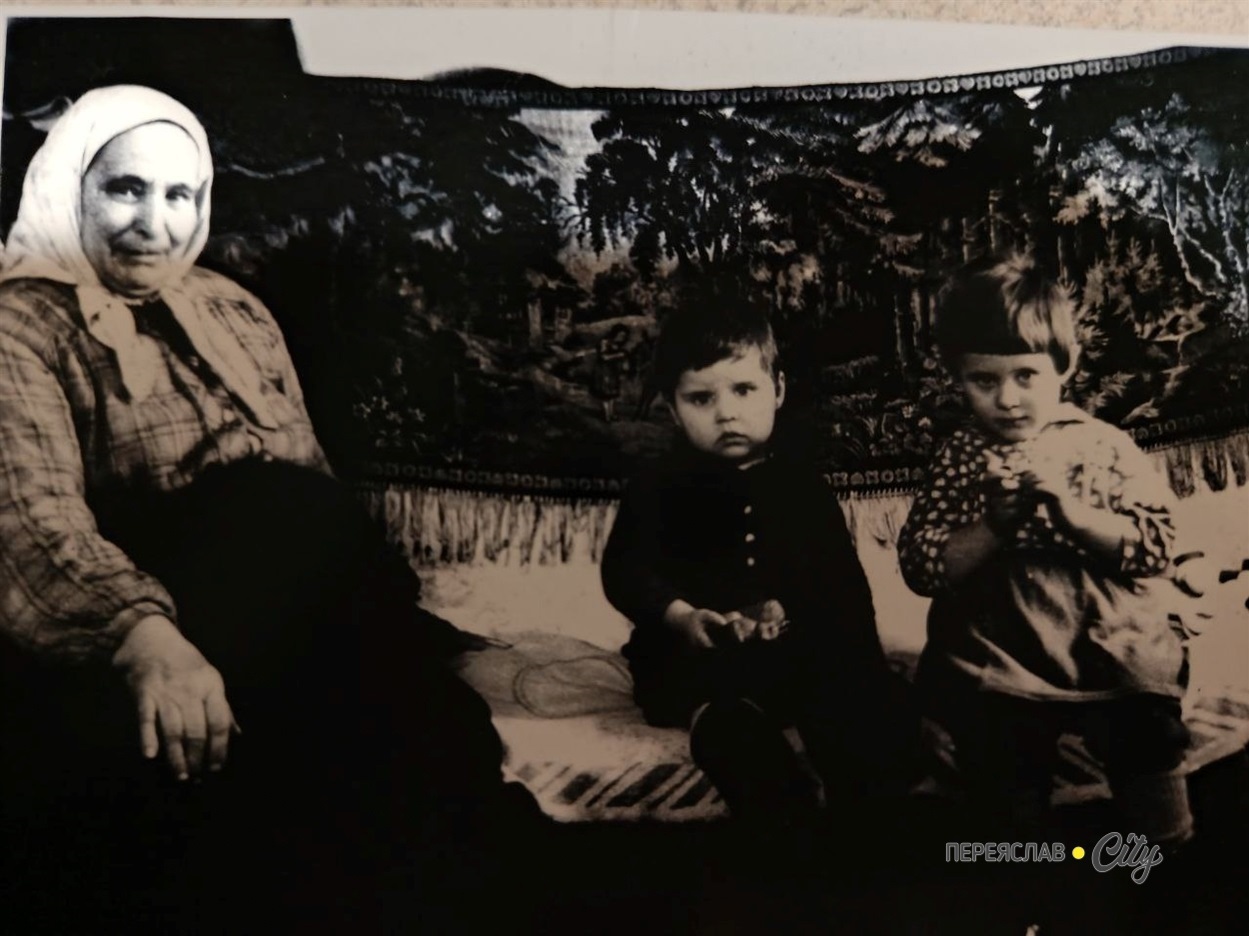 Тарапон ( Малашевська)  Ганна Петрівна з незнайомими дітьми