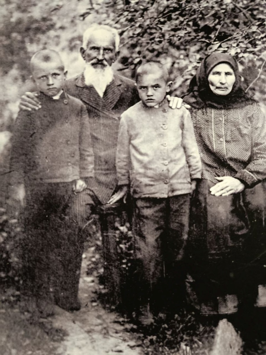 Тарапон Петро Панасович з внуками та дружиною