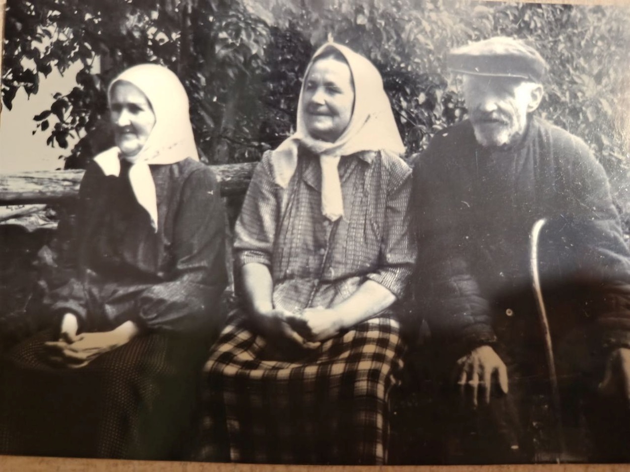 Подружжя Василенків Ефросинії та Феофана на старість. Ефросинія Петрівна зліва.