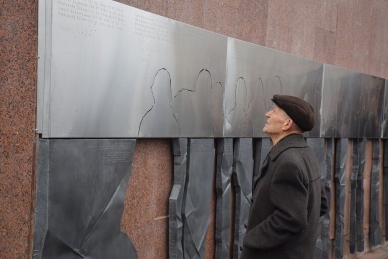 Барельєф в честь Небесної Сотні в Івано-Франківську. Співавтори Володимир та Юлія Семківи