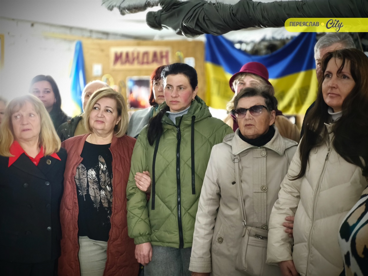 Мама Остапа Левчука (друга праворуч), його дружина та сестри на заході вшанування пам'яті Героя  в Переяславі 