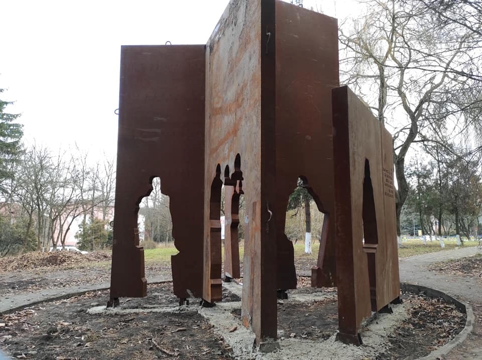 Меморіал Героїв у Бурштині Івано-Франківської  області. Співавтори Володимир та Юлія Семківи