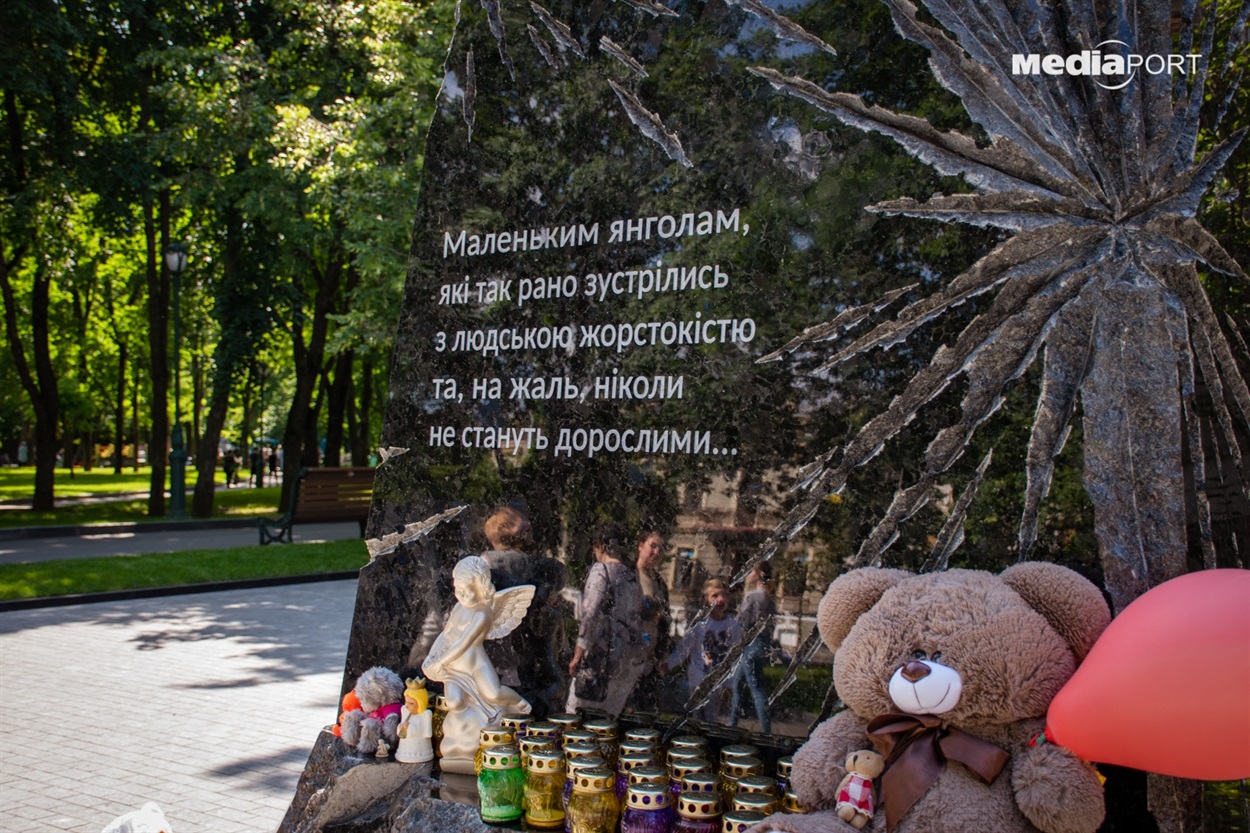 Знеособлений підпис на пам'ятнику теж викликав дискусії 