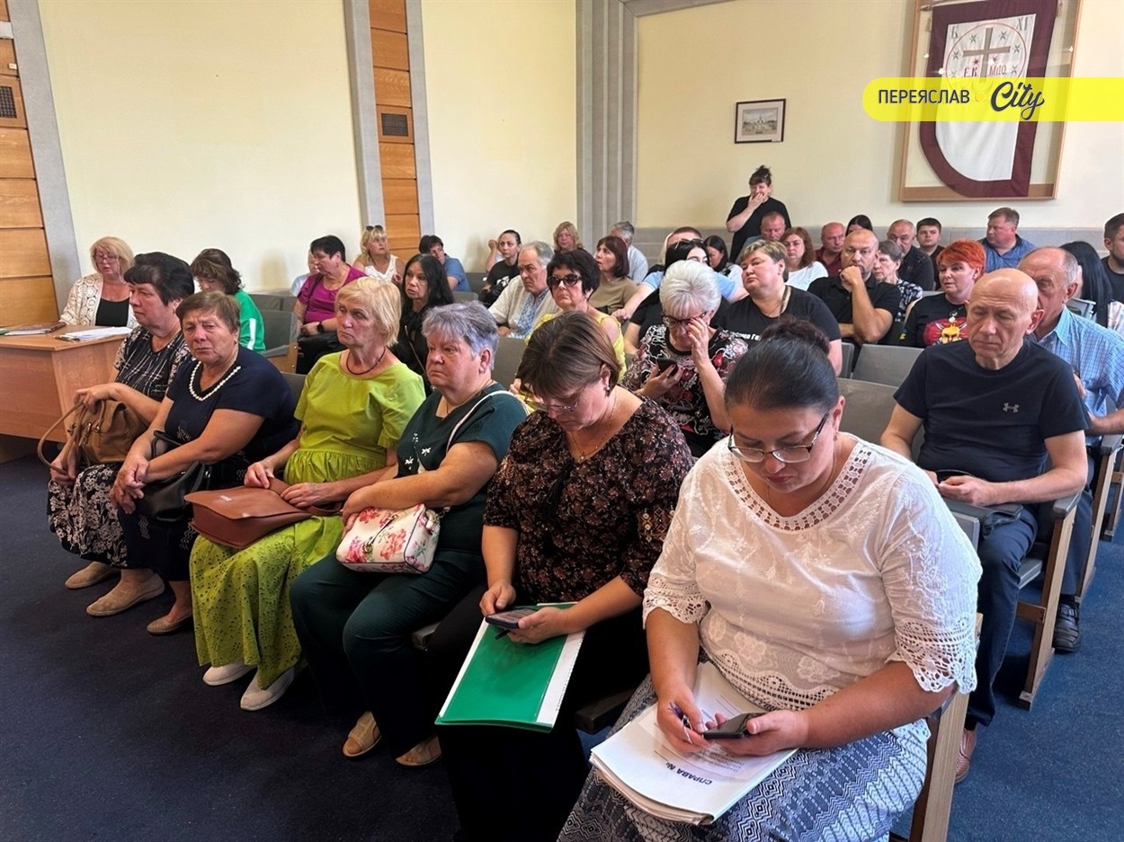 Рідні загиблих воїнів прийшли на сесію міськради 21 серпня 2025 року з пропозицією врахувати їхню думку щодо Алеї Героїв у Переяславі 