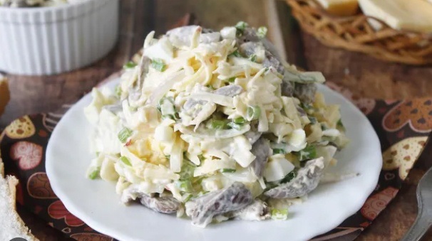 Салат з курячими сердечками та сиром фета рецепт