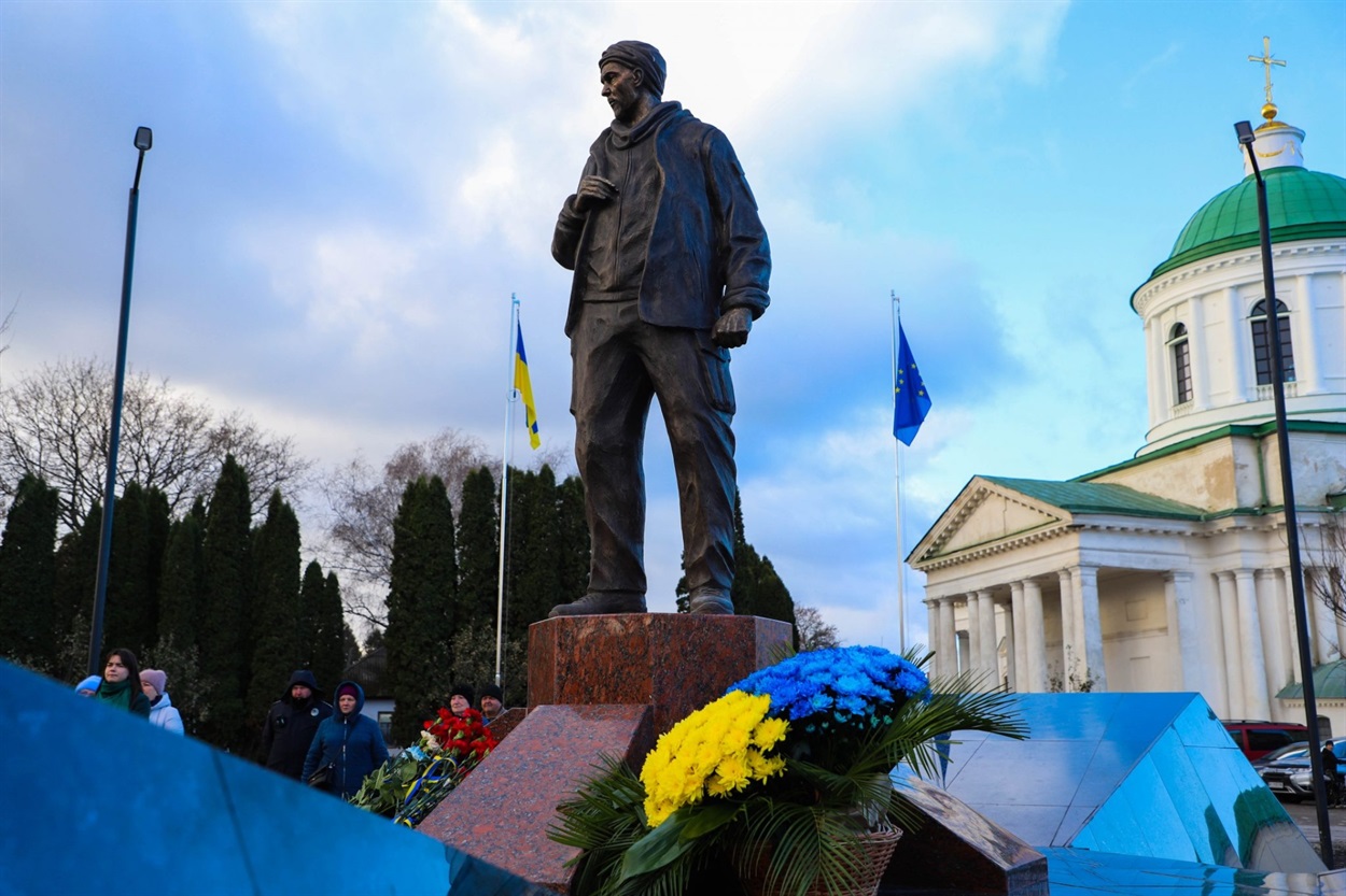 Меморіал Героям у Ніжині зі скульптурою Олександра Мацієвського 