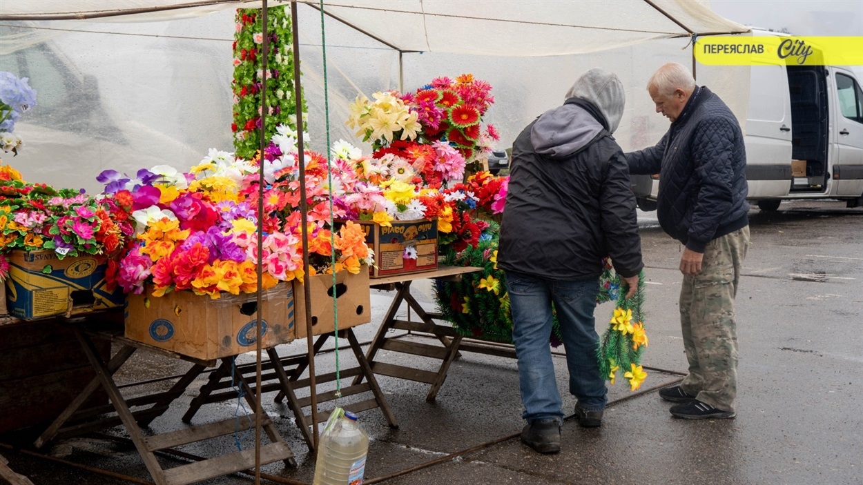 Штучні квіти продають на недільному базарі у Переяславі