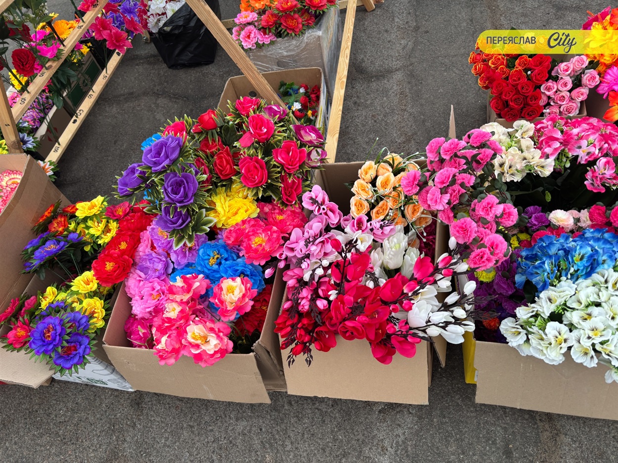 Штучні квіти продають на недільному базарі у Переяславі