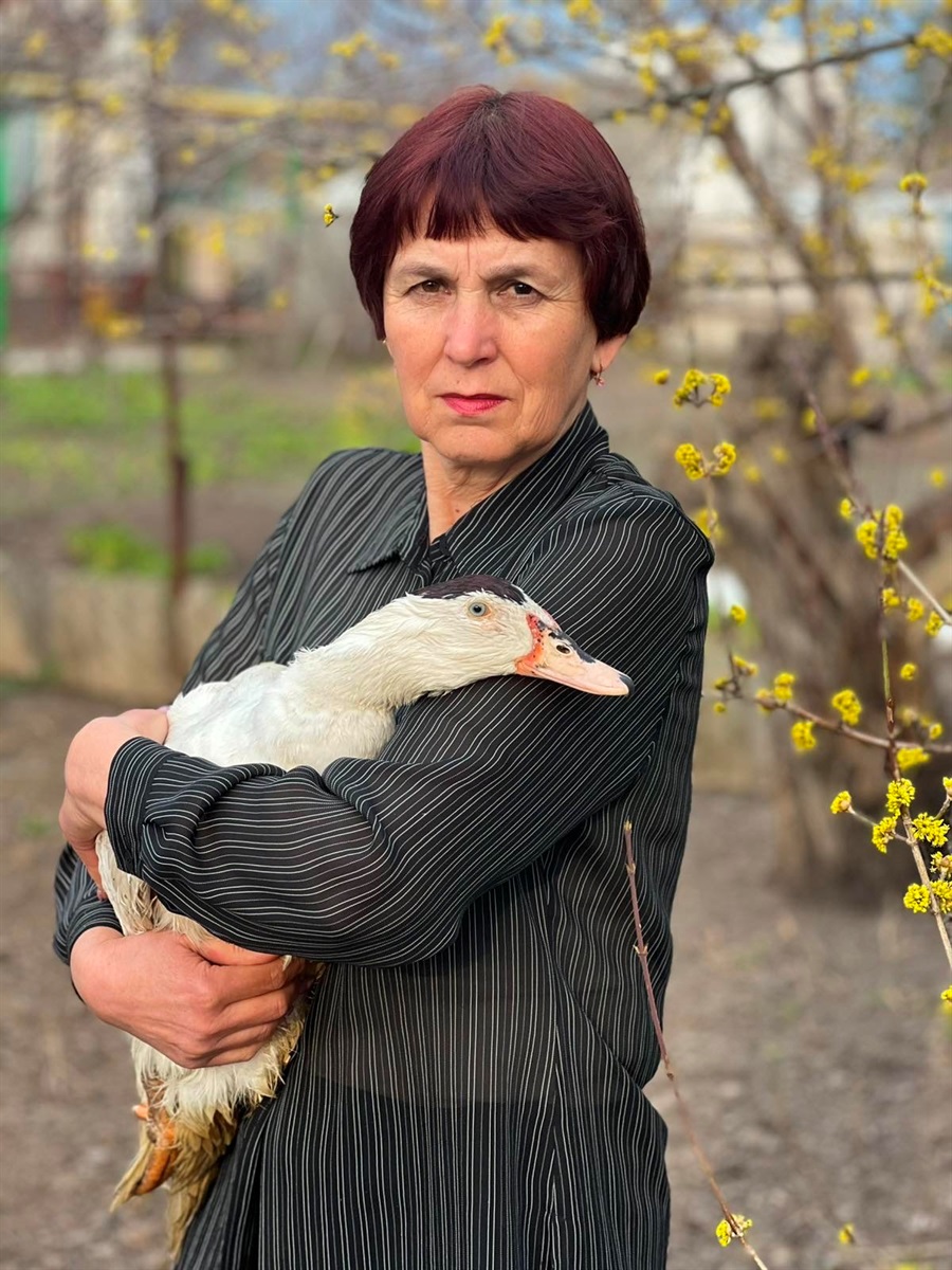 Олена Гичко з улюбленим качуром Віталія, Гусиком.