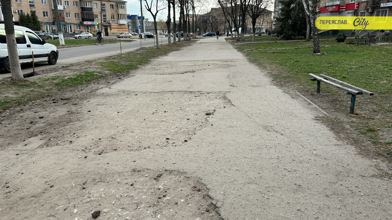 Тротуар біля перехрестя "батура"  у Переяславі