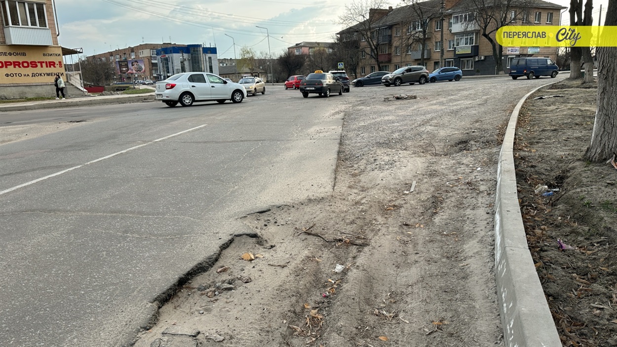 Перехрестя вулиць Покровська, Богдана Хмельницького та Михайла Грушевського У Переяславі