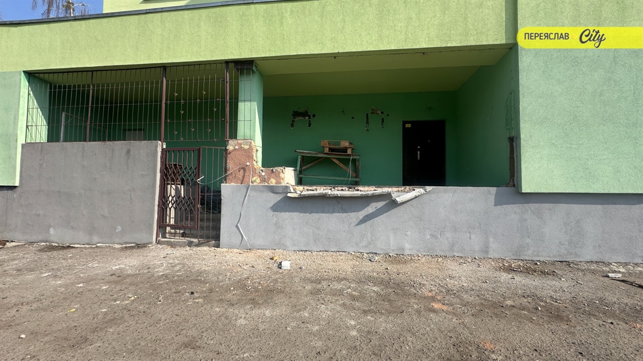 Технологічний вхід до приміщення шкільної їдальні – тут помітно ознаки ремонту